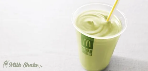 Milk-shake au thé vert matcha dans un verre, couleur vert pâle